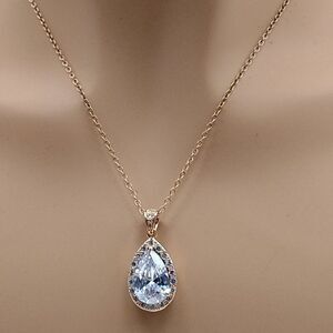 Dainty Rose Gold-toned Teardrop Pendant Necklace NWOT